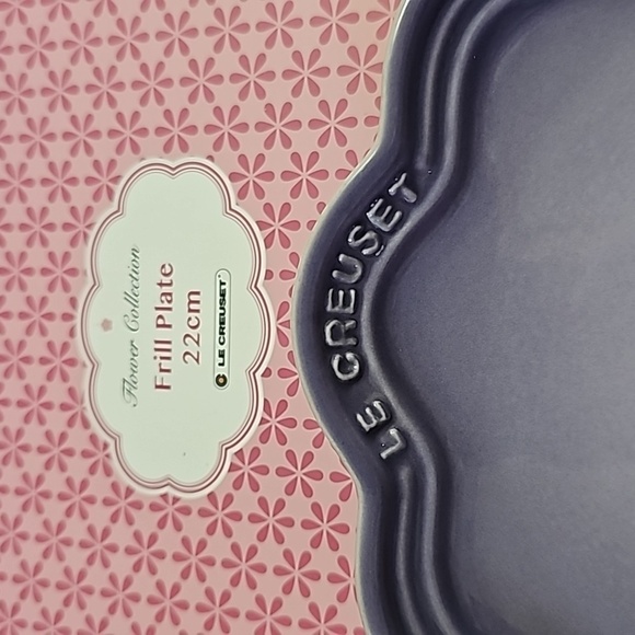 NIB Le Creuset 22cm Satin Blue Bell Purple Frill Plate from the Flower Collectio - Picture 5 of 7